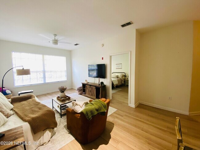 Building Photo - 10550 Baymeadows Rd