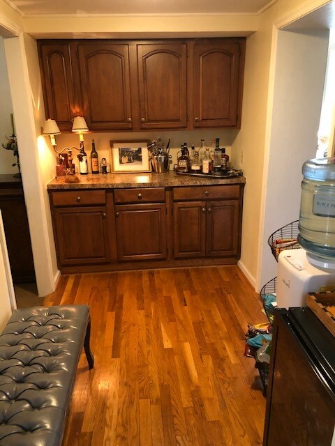 Butler Pantry - 549 Woodview Dr