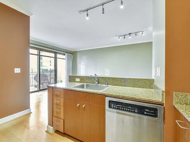 Building Photo - "Chic Urban Retreat: Cozy 1-Bed, 1-Bath Apartment in Prime San Francisco Location!"