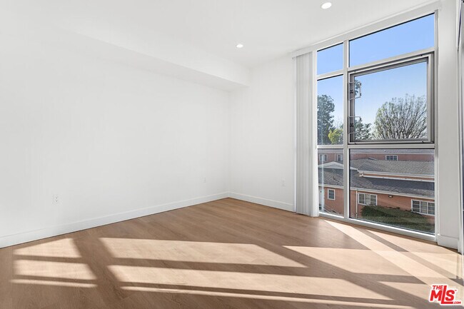 Building Photo - 164 Chestnut St