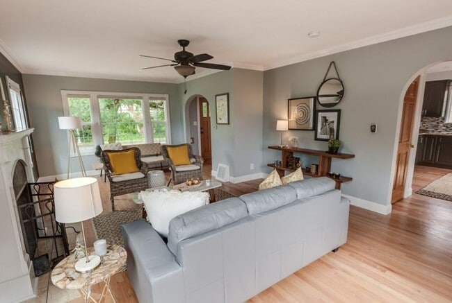 Building Photo - Spacious 4BR Capitol Hill Home with Lake W...
