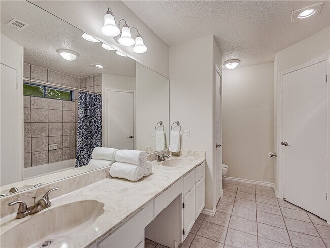 Master Bath (his+hers sinks) - 6708 Gold Moss Cv