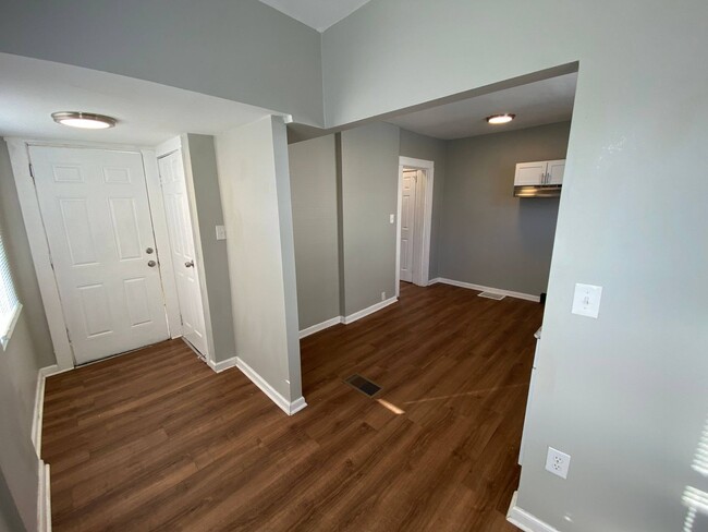 Building Photo - Beautifully Remodeled Single-Family Home i...