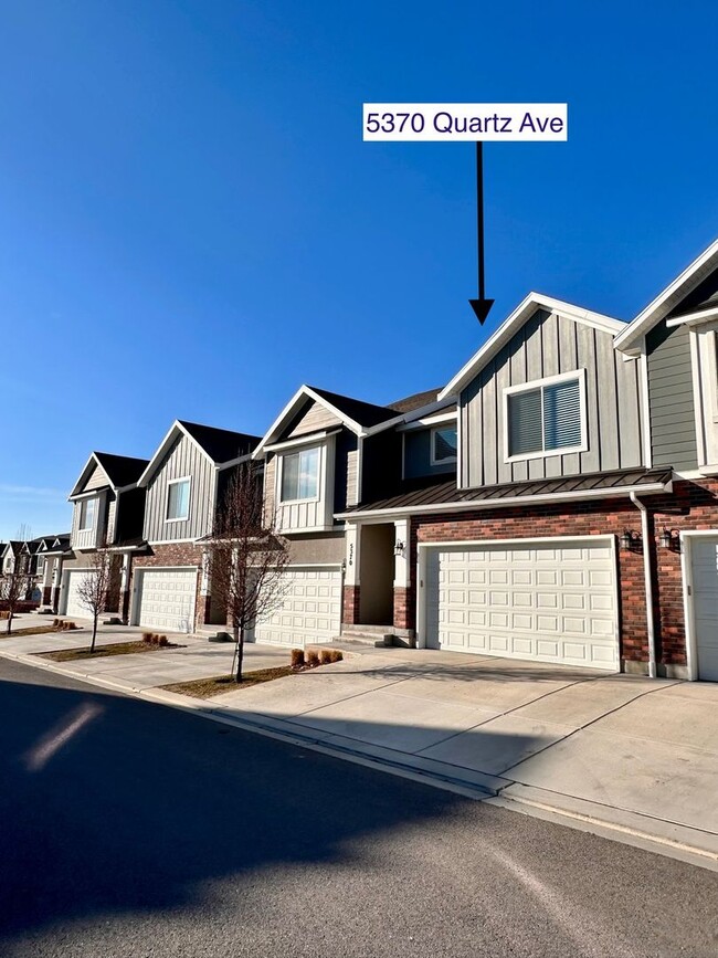 Building Photo - Beautiful townhome walking distance to eve...