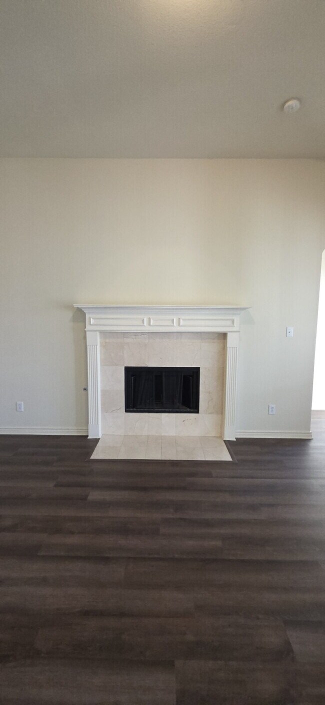 Building Photo - Recently remodeled 4 bedrooms, 3 bathrooms and move-in ready!