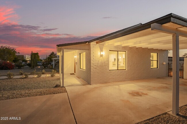 Building Photo - 9042 N 3rd Ave