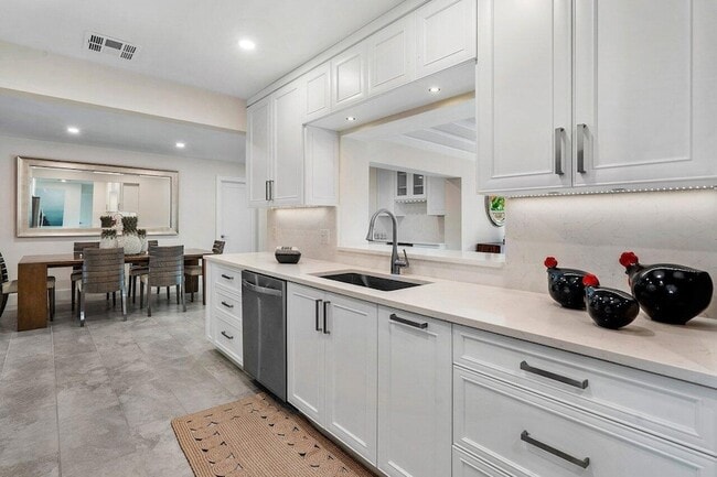 Building Photo - 2021 NW 3rd Ave