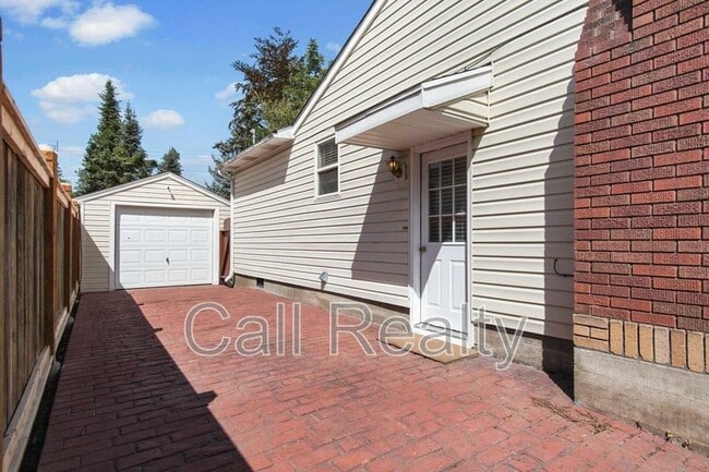 Building Photo - 1117 E 33rd Ave