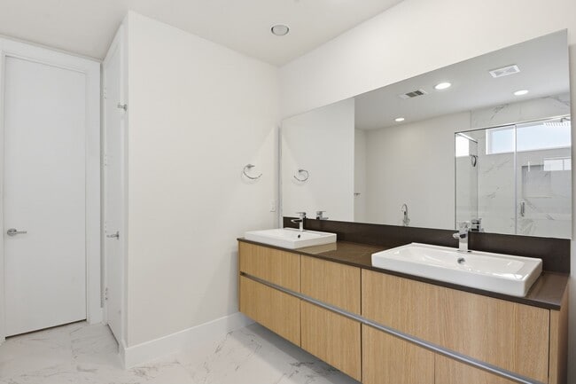 Building Photo - 5519 Paraiso Pl