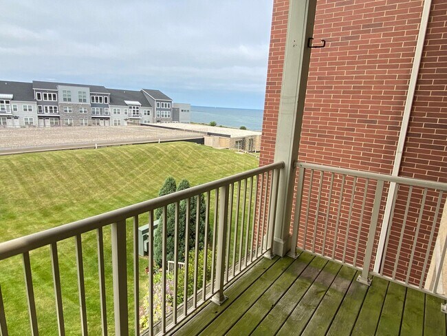 Building Photo - 4110 S Lake Dr