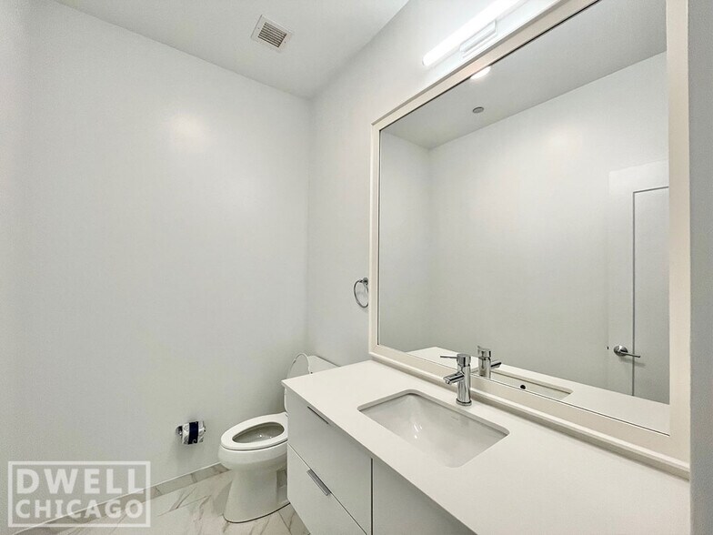 Building Photo - 2337 N Lincoln Ave