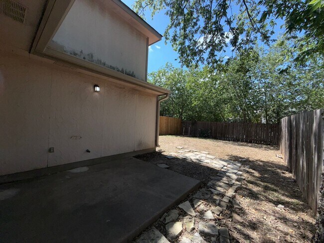 Building Photo - Ginder Properties2 (2906 Kestrel Dr)