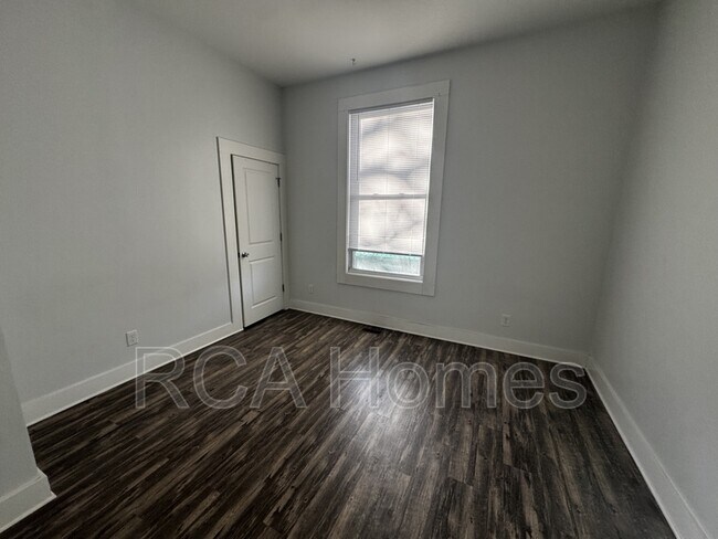 Building Photo - 1112 Pleasant St