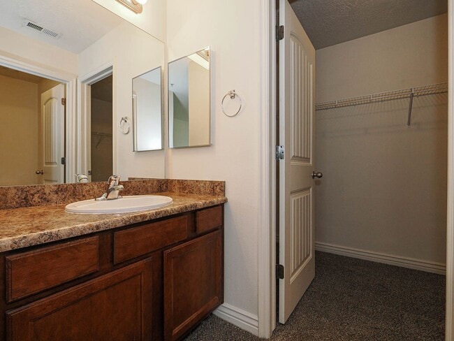 Building Photo - 3 Bedroom, 2 Bathroom Condo