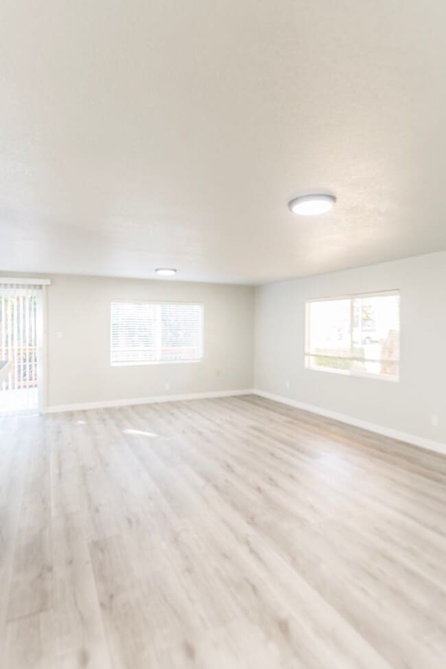 Building Photo - 3 Bedroom 2 Bath NE Salem home is availabl...
