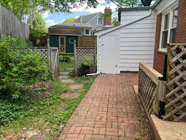Building Photo - Renovated Rambler Close to Walter Reed, NI...