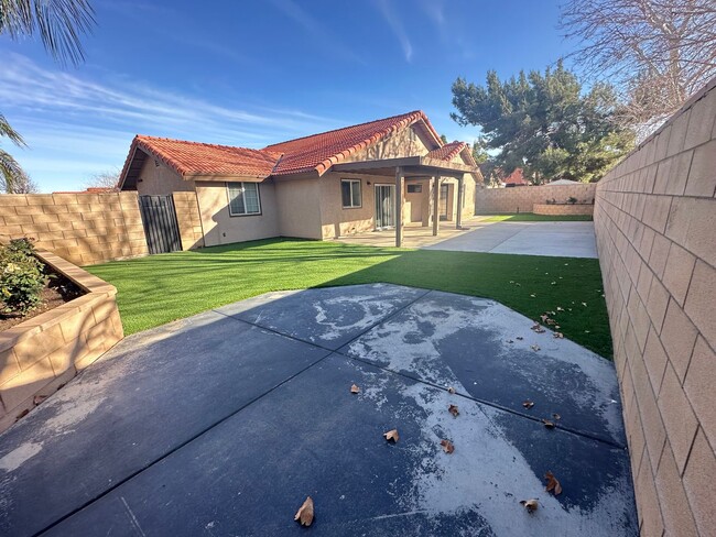 Building Photo - Spacious East Palmdale Home