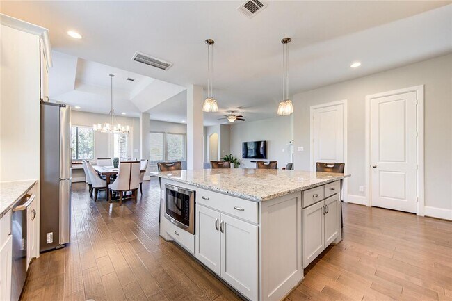 Building Photo - 2403 Juniper Bnd
