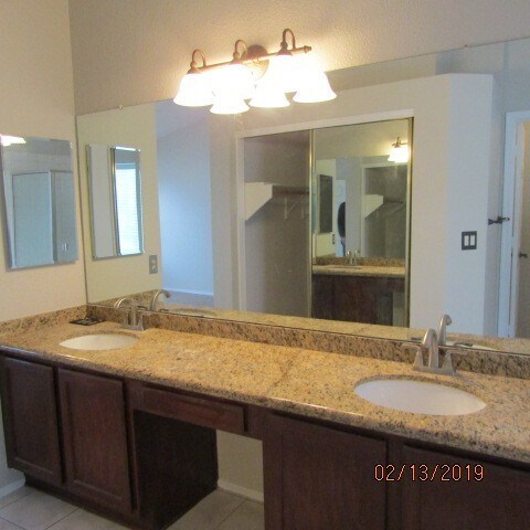Building Photo - Gorgeous home with upgrades and move in ready