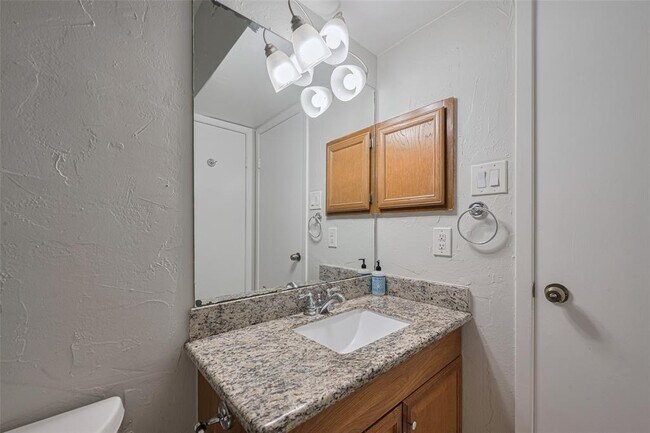 Building Photo - 2025 Augusta Dr