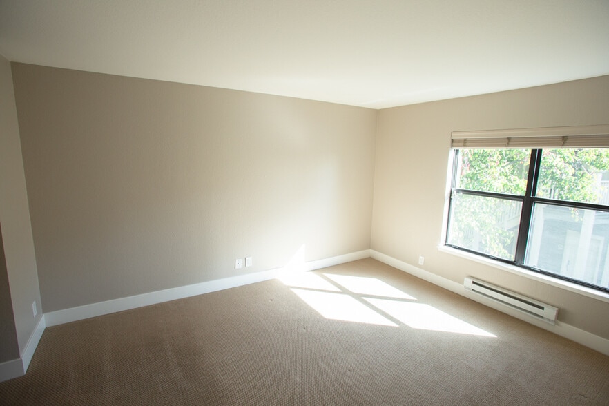 Primary Bedroom - 202 Shoreline Ct