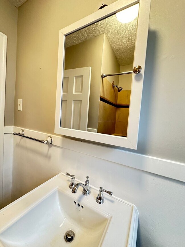 Building Photo - Charming 2-Bedroom Cottage-Style Home!