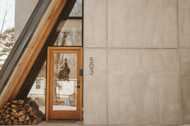 Building Photo - 503 NW D St