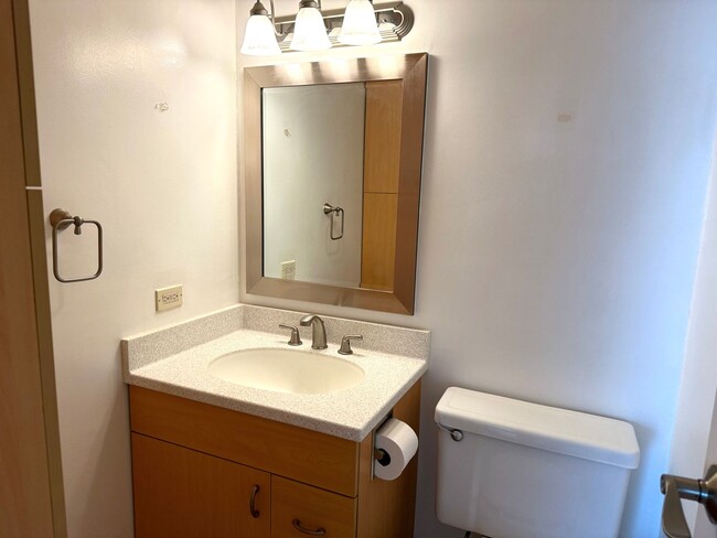 Building Photo - In the heart of Waikiki 1bed+Den, 1.5bath ...