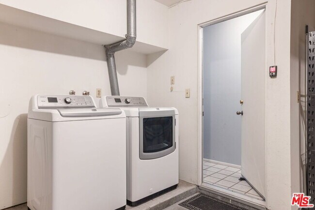 Building Photo - 1559 Palisades Dr