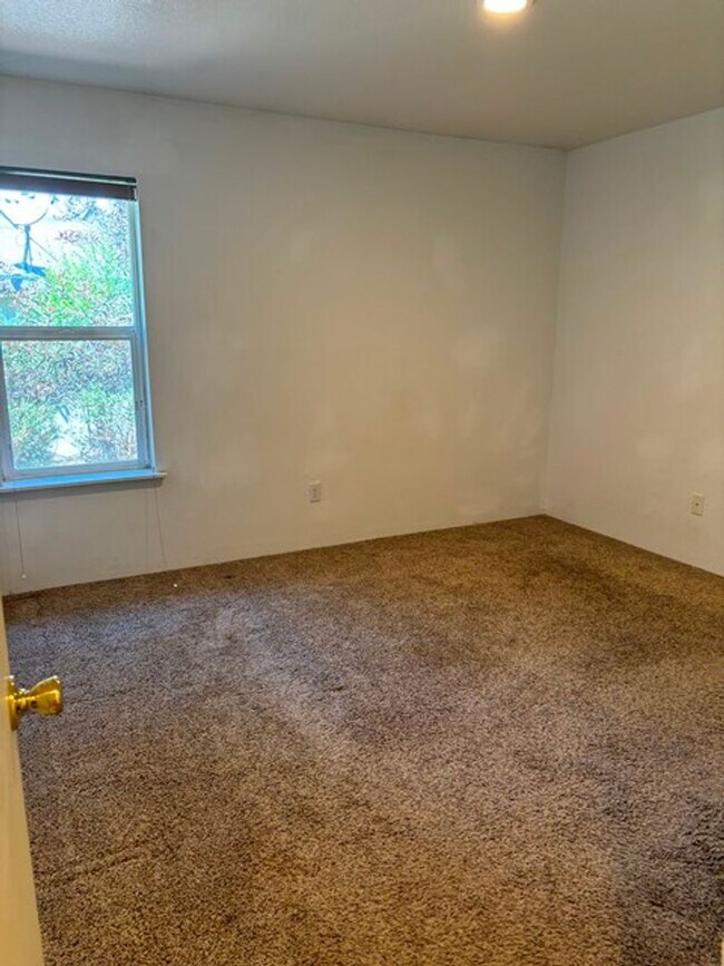 Building Photo - 2 bedroom duplex