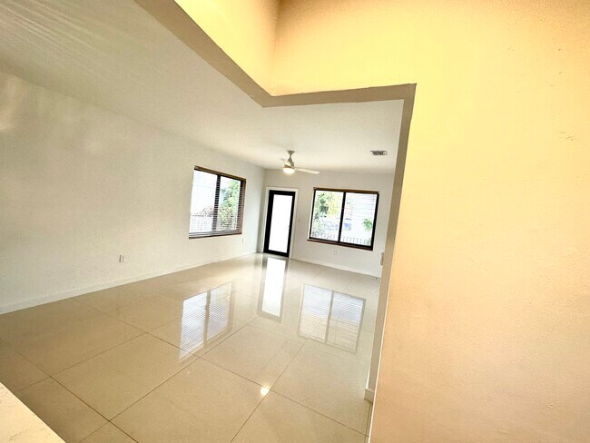 Building Photo - 1931 SW 17th Ct