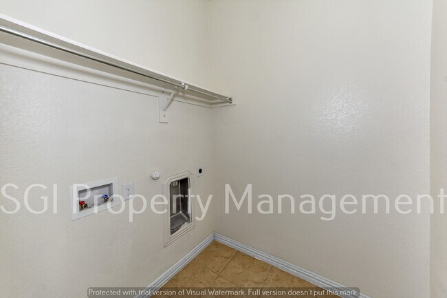 Building Photo - 679 Emily Ln