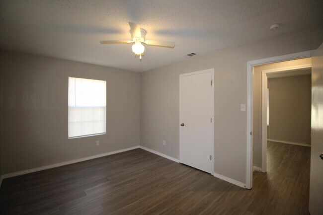 Building Photo - 128 Pierce Dr