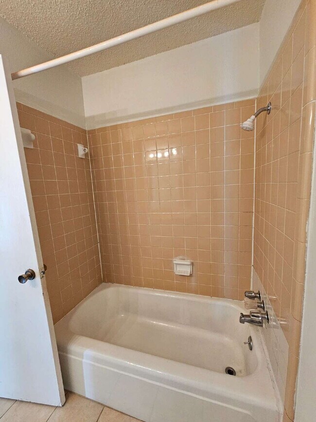 Building Photo - 2 bed/1 bath duplex with flex room- 2 WEEK...