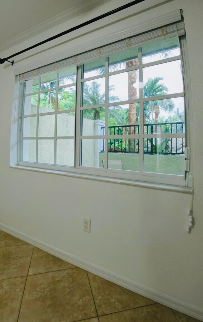 Building Photo - 1000 Palm Trail
