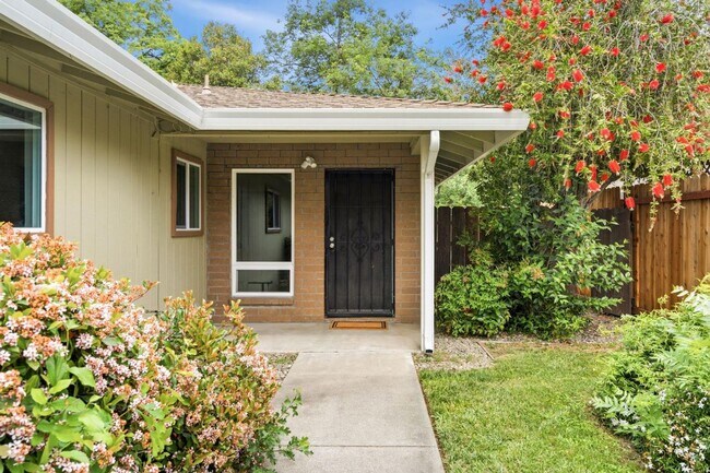 Building Photo - Beautifully updated 2-bedroom, 1.5-bathroom duplex