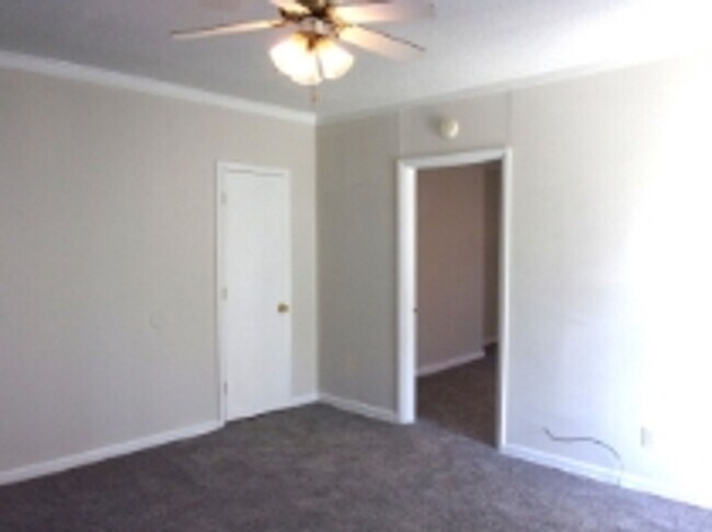 Building Photo - 526 Leslie St