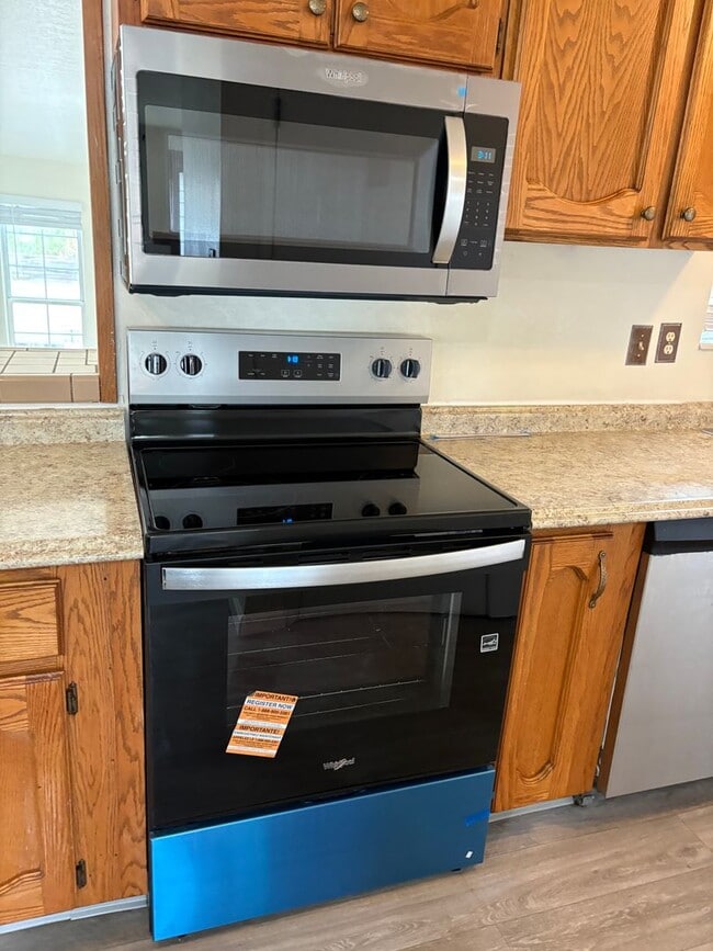 Building Photo - Charming 3 Bedroom Home