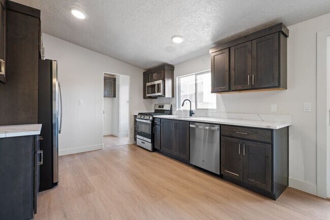 Building Photo - 146 E 400 N