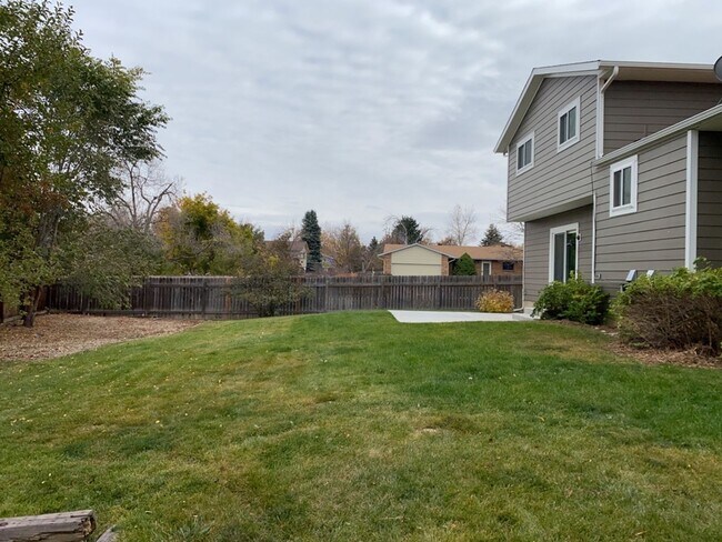 Building Photo - Spacious West-Side Tri-Level Home