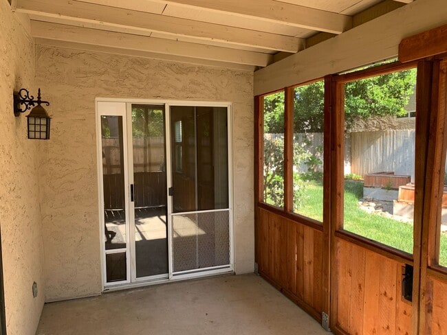 Building Photo - Updated 3 bedroom 2 bathroom close to Meri...