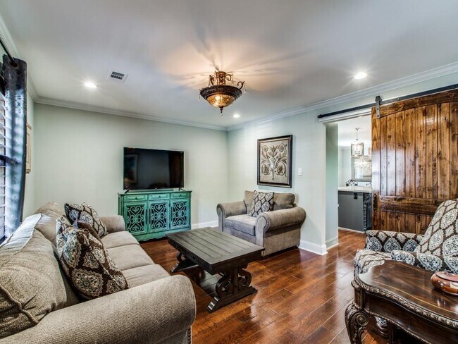 Building Photo - 211 Briarpark Dr