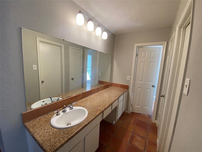 Building Photo - 14814 Croxton Dr