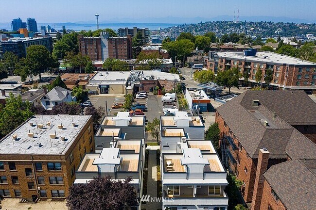 Building Photo - 632 10th Ave E