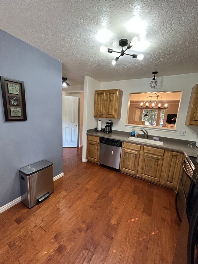 Building Photo - 3 Bedroom 2 Bathroom Townhouse in Midway U...