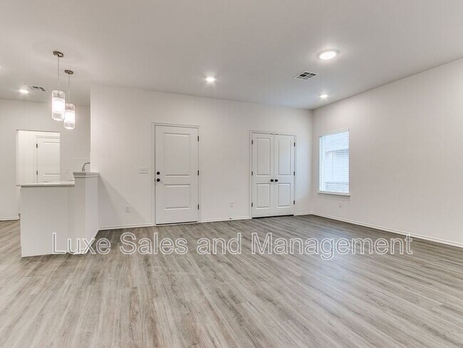 Building Photo - 8012 NW 110th Dr