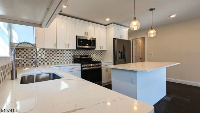 Building Photo - 7 Maple St