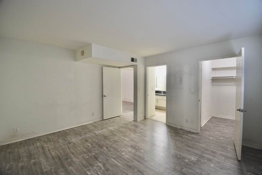 Building Photo - 6401 Riverton Ave