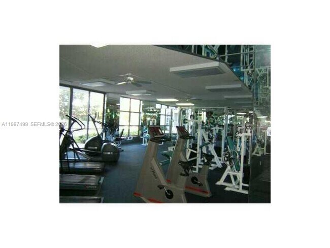 Building Photo - 3600 Mystic Pointe Dr