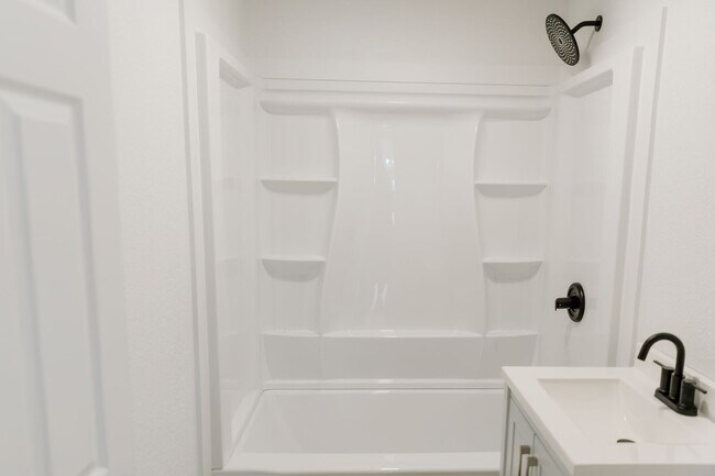 Building Photo - 114 Baker St